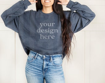 Gildan Dark Heather Felpa Mockup, Gildan 18000 Mockup, Felpa Mockup, Modello Mockup, Lifestyle Mockup, Dark Heather Mockup
