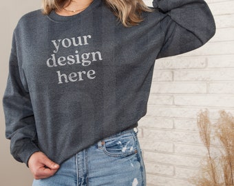 Mockup felpa, Gildan 18000 Mockup, Gildan Dark Heather Sweater Mockup, Model Mockup, Lifestyle Mockup, Dark Heather Mockup