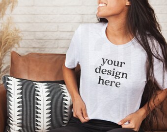 Può includere: Una maglietta bianca con la scritta "your design here" stampata sul davanti. La maglietta è indossata da una persona con i capelli lunghi e scuri.