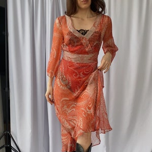 Vintage 1990s XS/S PURE SILK gasa con cuentas paisley estampado midi vestido transparente, corte al bies de los 90 adornado vestido de verano de color coral brillante imagen 2