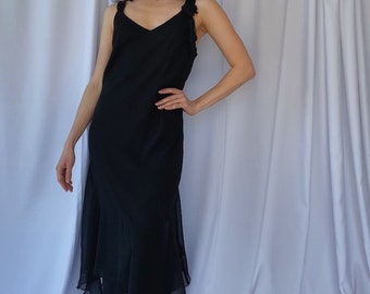 Robe de cocktail asymétrique en mousseline de soie vintage XS/S/M des années 1990, petite robe de soirée noire de créateur, robe de soirée dramatique des années 90