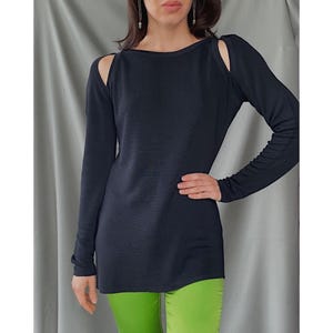PROMOÇÃO | Tamanho P. Blusa vintage de malha com ombros vazados, modelo Shalom Harlow, da coleção outono/inverno 1991/92 da Christian Lacroix. Desfile feito na passarela.