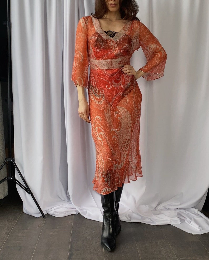 Vintage 1990s XS/S PURE SILK gasa con cuentas paisley estampado midi vestido transparente, corte al bies de los 90 adornado vestido de verano de color coral brillante imagen 1