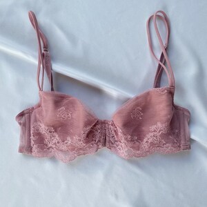 Sujetador balconette de encaje floral rosa empolvado romántico LA PERLA 70B/32B de los años 2000, bralette de lencería de diseñador con aros y rosas de los años 2000 Y2K