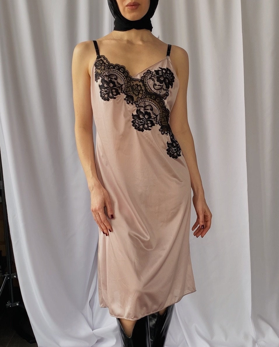 1970s Vintage dusty pink dramatic satin slip dress M size, 70s Nylon pastel chemise decorated with contrasting lace, 70s romantic nightdress