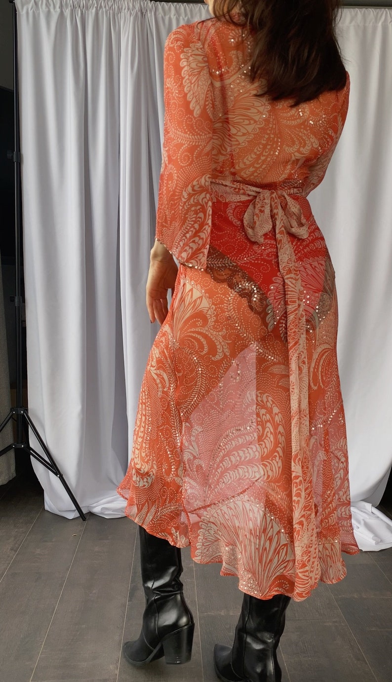 Vintage 1990s XS/S PURE SILK gasa con cuentas paisley estampado midi vestido transparente, corte al bies de los 90 adornado vestido de verano de color coral brillante imagen 5