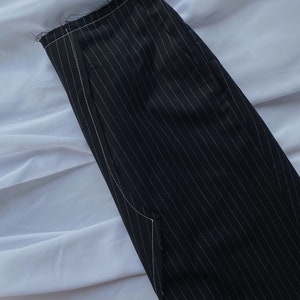 Maxi jupe à fines rayures fabriquée à la main par une designer recyclée à partir d'un pantalon vintage, taille S, jupe longue déconstruite avec fente haute, petite image 10