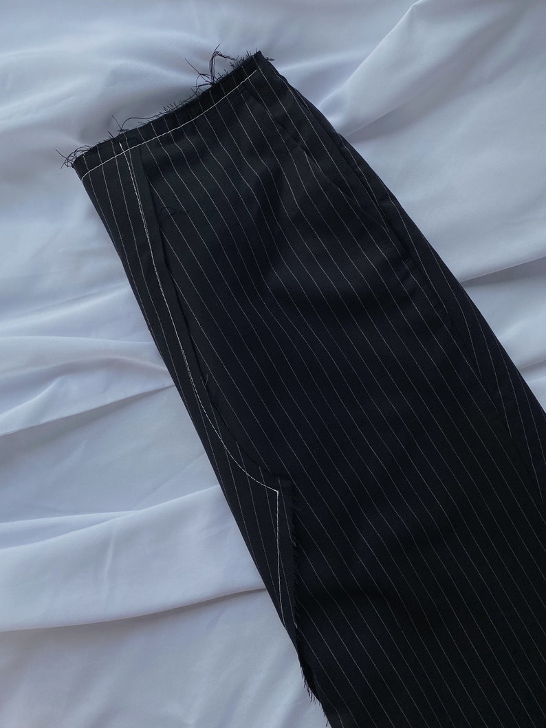 Maxi jupe à fines rayures fabriquée à la main par une designer recyclée à partir d'un pantalon vintage, taille S, jupe longue déconstruite avec fente haute, petite image 10