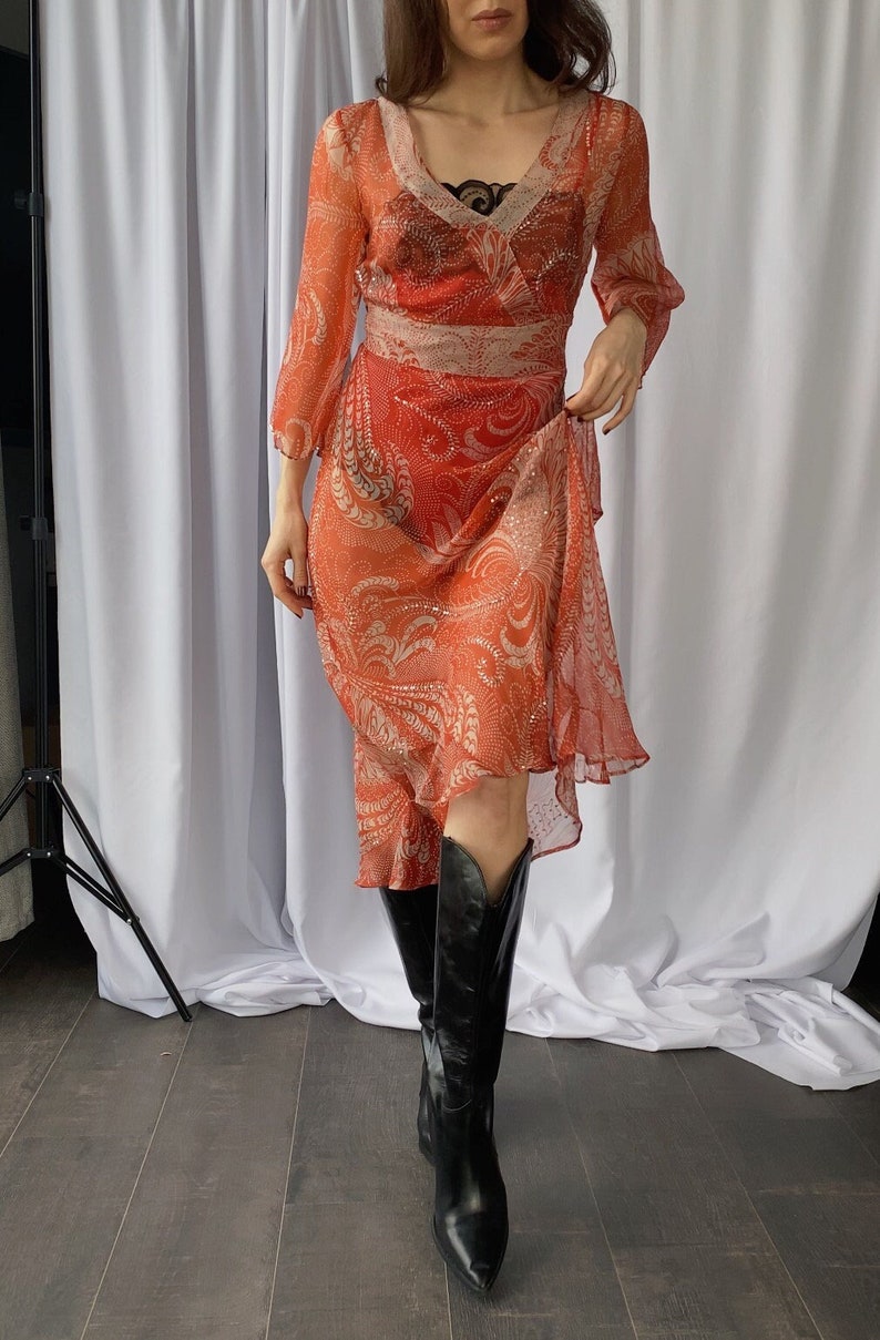 Vintage 1990s XS/S PURE SILK gasa con cuentas paisley estampado midi vestido transparente, corte al bies de los 90 adornado vestido de verano de color coral brillante imagen 2