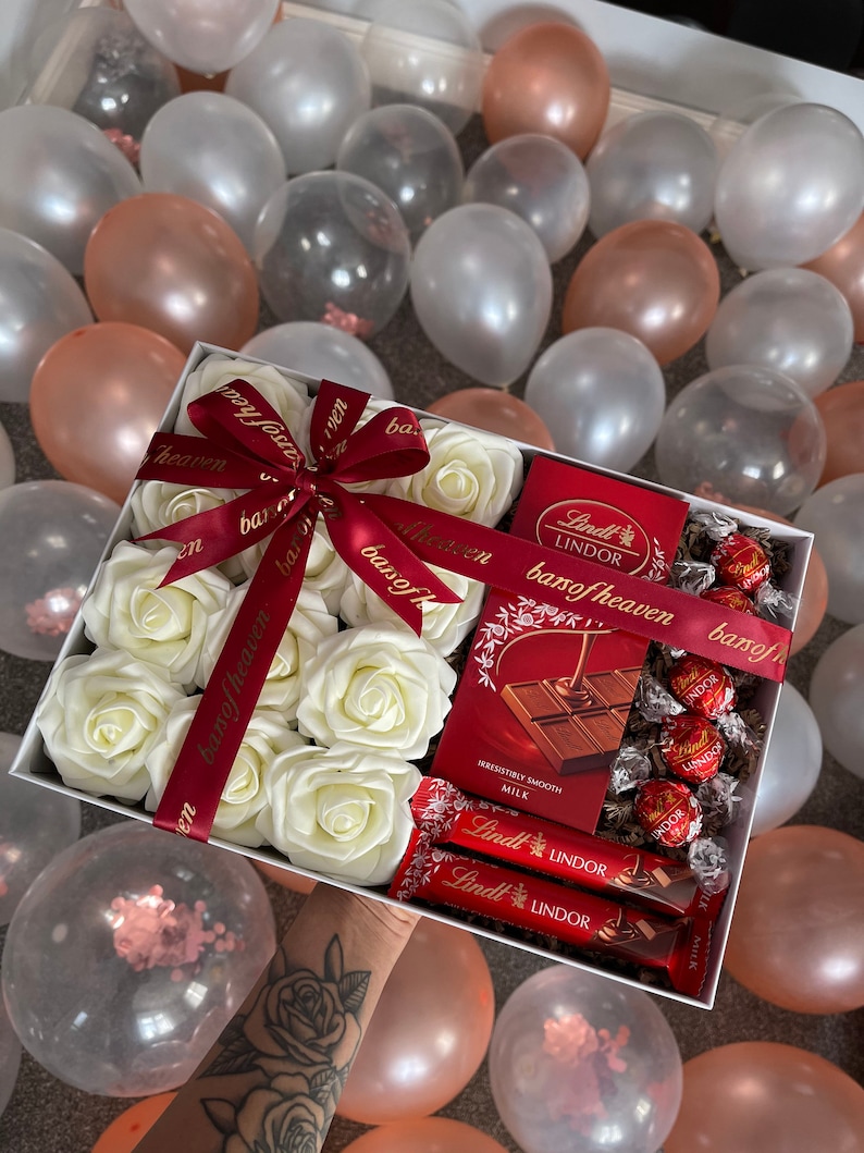 Luxury Lindor & Rose Box Gift Hatbox, Home Decor, Flower Arrangement, Floral Decoration, Flower Box, Rose Box, Valentines Day, Anniversary image 6
