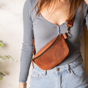 Leather fanny pack, Crossbody bag, Monogrammed fanny pack, Custom fanny pack, Leather crossbody bag, Vegan fanny pack, Travel fanny pack, Leather belt bag, Leather belt pouch, Crossbody pack,Chest bag,Mens fanny pack,Fanny pack men,Fanny pack for men