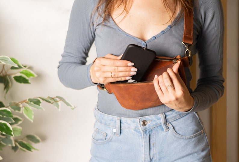 Leather fanny pack, Crossbody bag, Monogrammed fanny pack, Custom fanny pack, Leather crossbody bag, Vegan fanny pack, Travel fanny pack, Leather belt bag, Leather belt pouch, Crossbody pack,Chest bag,Mens fanny pack,Fanny pack men,Fanny pack for men