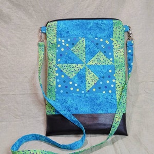 Bolso patchwork pinwheel verde azulado con piel sintética negra - monedero con correa intercambiable - bolso acolchado