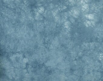 Könnte beinhalten: Ein blauer Batikstoff mit einem marmorierten, wolkigen Muster.