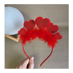 Bandeau reine de coeur, serre-tête Saint-Valentin, diadème coeurs rouges, coeurs rouges avec couronne de plumes, couronne de la Saint-Valentin