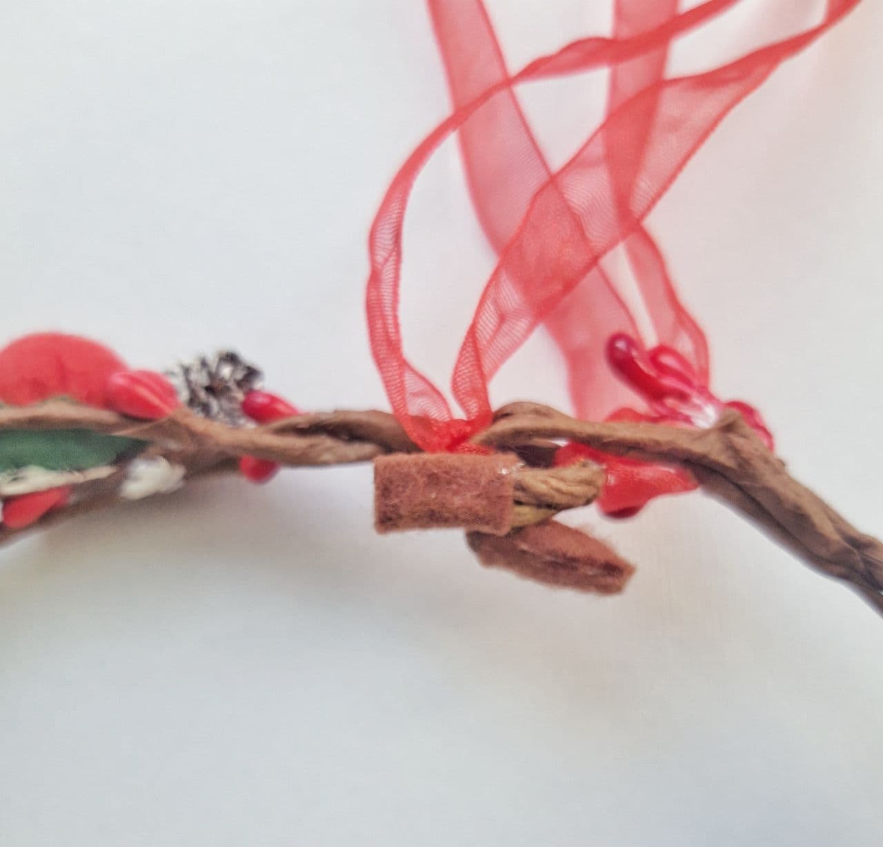 Cerchietto Natalizio Con Agrifoglio In Feltro Rosso E Bacche, Accessorio Per Capelli Per Ragazze E Donne, 11x7 Cm - 2