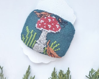 Mushroom hair clip, Embroidered hair clip, Toadstool clip, Woodland hair accessories, Fly agaric barrette, Toadstool jewelry, Halloween clip