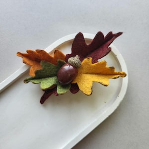 Hair clip with oak leaves and acorn, Autumn Clips, Autumn Birthday, Fall Leaf Clip, Fall hair accessory, Felt leaf clip