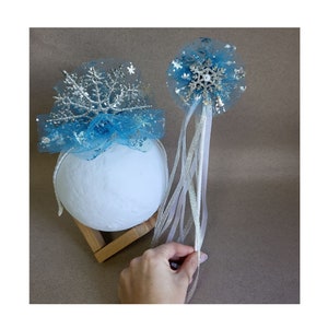 Couronne d’anniversaire de flocon de neige, couronne de reine des glaces, baguette magique, bandeau de reine des neiges, bandeau bleu congelé, baguette de flocon de neige