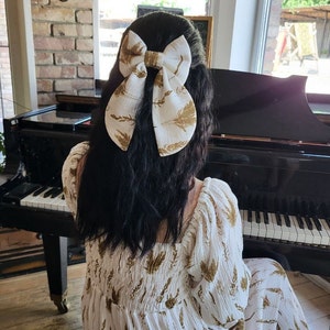 女性や女の子向けの白い花柄モスリンヘアボウ、長い尾の付いた大きなモスリンボウ、大人用ヘアボウ、夏用モスリンヘアボウ