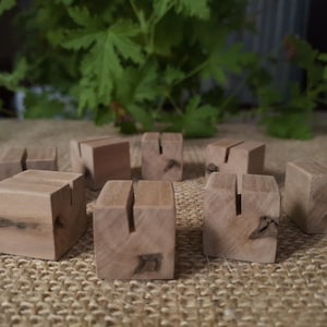 8 porta-números de mesa de nogueira, 1”x1”x1”, porta-cartões de lugar, porta-cartões de nome, suporte para cartões de casamento, decoração de mesa de casamento, porta-cardápios de madeira