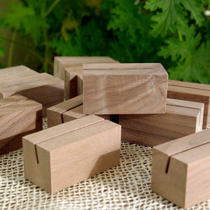12 notenhouten tafelnummerhouders, 2 x 1 x 1 inch, plaatskaarthouders, naamkaarthouders, trouwkaartstandaard, bruilofttafeldecor, houten menuhouders