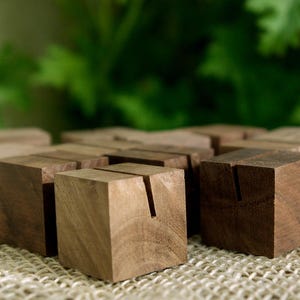 12 Nussbaum Tischnummernhalter, 2,5 x 2,5 cm Platzkartenhalter, Namenskartenhalter, Hochzeitskartenhalter, Hochzeitstischdekoration, Holzmenühalter