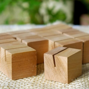 24 kersenhouten tafelnummerhouders, 1 x 1 x 1 inch, plaatskaarthouders, naamkaarthouders, trouwkaartstandaard, tafeldecoratie bruiloft, houten menuhouders