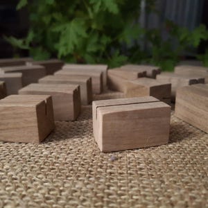 20 portanúmeros de mesa de nogal de varios tamaños, portatarjetas de lugar, portatarjetas de nombre, soporte para tarjetas de boda, decoración de mesa de boda