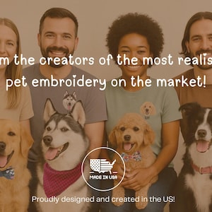 K&ouml;nnte beinhalten: Menschen mit Hunden, die T-Shirts mit gestickten Tierportr&auml;ts tragen. Der Text lautet: "Von den Machern der realistischsten Tierstickerei auf dem Markt!" und "Stolz entworfen und hergestellt in den USA!"