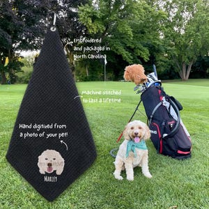 K&ouml;nnte beinhalten: Schwarzes Golfhandtuch mit Rautenmuster, mit einem gestickten Haustierportr&auml;t und dem Namen "MARLEY". Das Handtuch wird von Hand von einem Foto digitalisiert und maschinell gen&auml;ht. Der Text auf dem Handtuch lautet "Hand digitalisiert von einem Foto Ihres Haustiers!" und "Bestickt und verpackt in North Carolina."