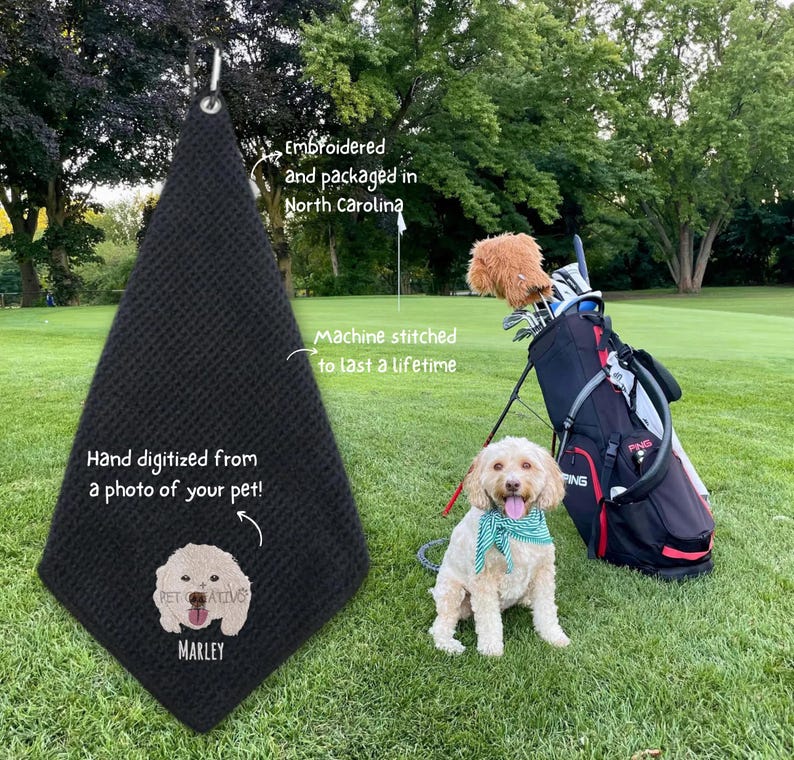 K&ouml;nnte beinhalten: Schwarzes Golfhandtuch mit Rautenmuster, mit einem gestickten Haustierportr&auml;t und dem Namen "MARLEY". Das Handtuch wird von Hand von einem Foto digitalisiert und maschinell gen&auml;ht. Der Text auf dem Handtuch lautet "Hand digitalisiert von einem Foto Ihres Haustiers!" und "Bestickt und verpackt in North Carolina."