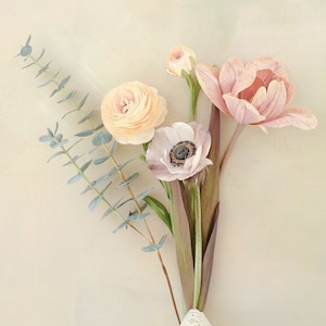 Centrotavola romantico con doppio tulipano, fiori primaverili fatti a mano, ranuncolo, anemone ed eucalipto. Elementi botanici di carta, fiori realistici.