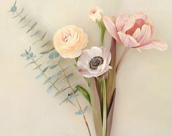 Centro de mesa floral hecho a mano en papel crepé: tulipanes, anémonas y eucalipto.