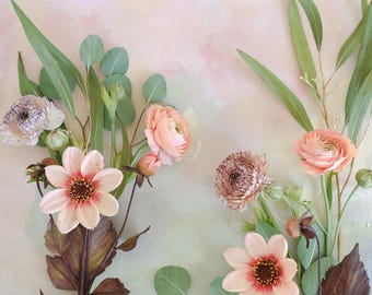 Mini ramo con botánicos de papel, ranúnculos, dalias y eucaliptos; flores de papel originales y realistas.
