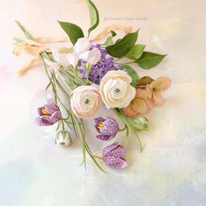 Fiori primaverili, piccolo centrotavola con elementi botanici di carta, lillà, fritillarie, elleboro, ranuncolo e un pisello dolce.