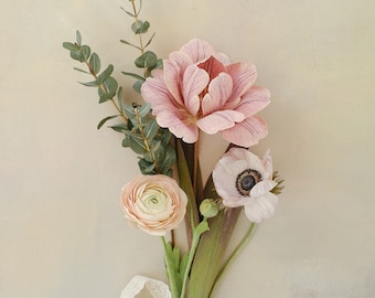 Centro de mesa floral hecho a mano en papel crepé: tulipanes, anémonas y ranúnculos.