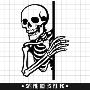Può includere: Illustrazione in bianco e nero di uno scheletro che sbuca da una linea verticale. Sono visibili il cranio, la gabbia toracica e il braccio dello scheletro, con la mano tesa. Il testo "SVG PNG DXF EPS PDF JPG" è incluso.