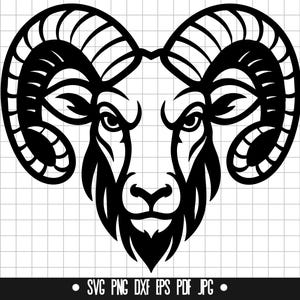 Może przedstawiać: Czarna sylwetka głowy barana z dużymi, zakrzywionymi rogami. Twarz barana jest szczegółowa z oczami, nosem i brodą. Obraz zawiera tekst "SVG PNG DXF EPS PDF JPG" na dole.