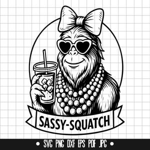 Puede incluir: Ilustración en blanco y negro de un ser parecido a un Bigfoot con gafas de sol en forma de corazón, un lazo y un collar de perlas, sosteniendo una bebida. El texto "Sassy-Squatch" está en una pancarta. Imagen vectorial.