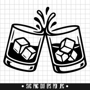 Puede incluir: Gráfico en blanco y negro de dos vasos de whisky chocando, con cubitos de hielo en su interior. El agua salpica hacia arriba desde los vasos. La parte inferior de la imagen tiene el texto "SVG PNG DXF EPS PDF JPG".