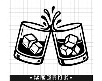 Könnte beinhalten: Schwarz-weiße Grafik von zwei Whiskeygläsern, die anstoßen, mit Eiswürfeln darin. Wasser spritzt aus den Gläsern. Der untere Teil des Bildes enthält den Text "SVG PNG DXF EPS PDF JPG".