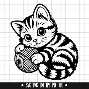 Może przedstawiać: Czarno-biała ilustracja kotka trzymającego kulkę wełny. Kotek ma duże oczy i paski. Grafika wektorowa odpowiednia do różnych zastosowań cyfrowych i drukowanych.