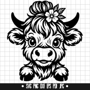 Puede incluir: Ilustración en blanco y negro de una vaca de las Tierras Altas con ojos grandes, cuernos y una flor en el pelo. La vaca está en un estilo de dibujos animados lindo. La parte inferior de la imagen tiene el texto: SVG PNG DXF EPS PDF JPG.