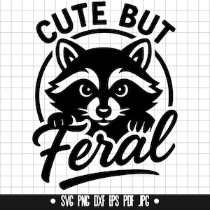 Op de afbeelding: Zwart-wit afbeelding van een wasbeer met de tekst "Cute But Feral" erboven en eronder. De wasbeer staat in een cirkel. Onder de tekst staan bestandstype-pictogrammen: SVG, PNG, DXF, EPS, PDF, JPG.
