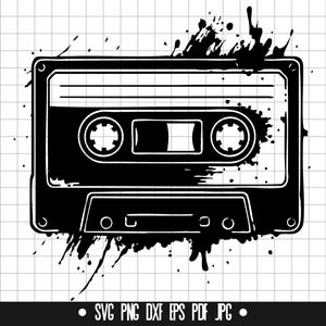 Puede incluir: Gráfico en blanco y negro de una cinta de cassette con salpicaduras de tinta. La cinta de cassette es un diseño retro, con forma rectangular y carretes circulares. La parte inferior de la imagen contiene el texto: SVG PNG DXF EPS PDF JPG.
