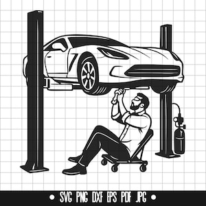 Może przedstawiać: Czarno-biała ilustracja samochodu na podnośniku z mechanikiem pracującym pod spodem. Mechanik ma na sobie koszulę i spodnie i ma brodę. Samochód to samochód sportowy o niskim profilu i dużych kołach.