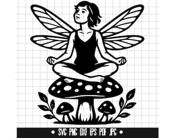 Puede incluir: Ilustración en blanco y negro de un hada meditando sobre una seta. El hada tiene grandes alas y está sentada en posición de loto. La seta tiene manchas blancas. La imagen incluye el texto: SVG PNG DXF EPS PDF JPG.