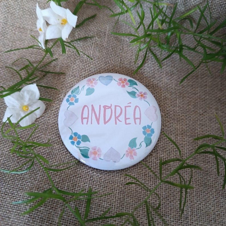 Badge personnalisé prénom 56 mm Couronne Fleur Coeur