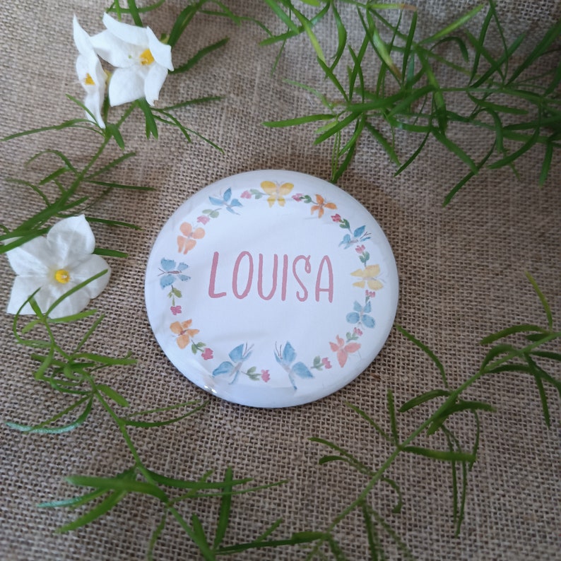 Badge personnalisé prénom 56 mm Couronne Papillons